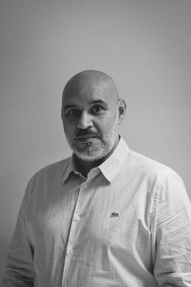 Photographie en noir et blanc du portrait de Abdelilah El Balahou, Trésorier de la Communauté Professionnelle Territoriale de Santé de Nougaro XIII-XV, à Toulouse.