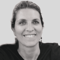 Photographie en noir et blanc du portrait de Elodie Pugens, secrétaire de la Communauté Professionnelle Territoriale de Santé de Nougaro XIII-XV, à Toulouse.