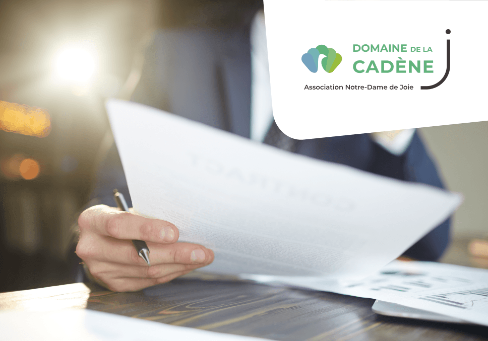 Sur l'image, nous pouvons voir une photo d'une personne en costume tenant un papier et un stylo. En haut à droite de la photo, nous pouvons voir le logo "Domaine de la Cadène". Entité qui organise la conférence.