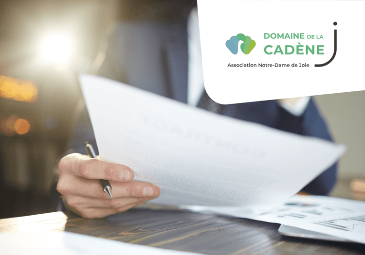 Sur l'image, nous pouvons voir une photo d'une personne en costume tenant un papier et un stylo. En haut à droite de la photo, nous pouvons voir le logo "Domaine de la Cadène". Entité qui organise la conférence.