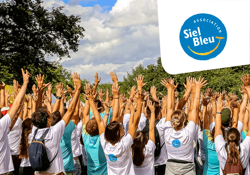 Sur l'image, nous pouvons voir le logo de l'association Siel Bleu en haut à droite. En arrière-plan, nous pouvons voir une photo d'un groupe de personnes, de dos, en train de tendre les bras vers le ciel.