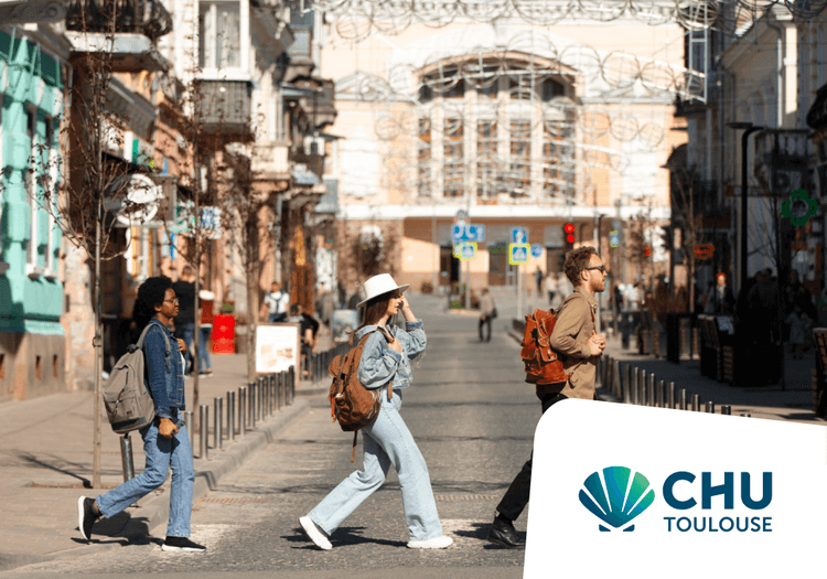 Sur l'image, nous pouvons voir trois personnes en train de marcher dans la rue. En bas à droite, nous avons le logo du CHU de Toulouse.