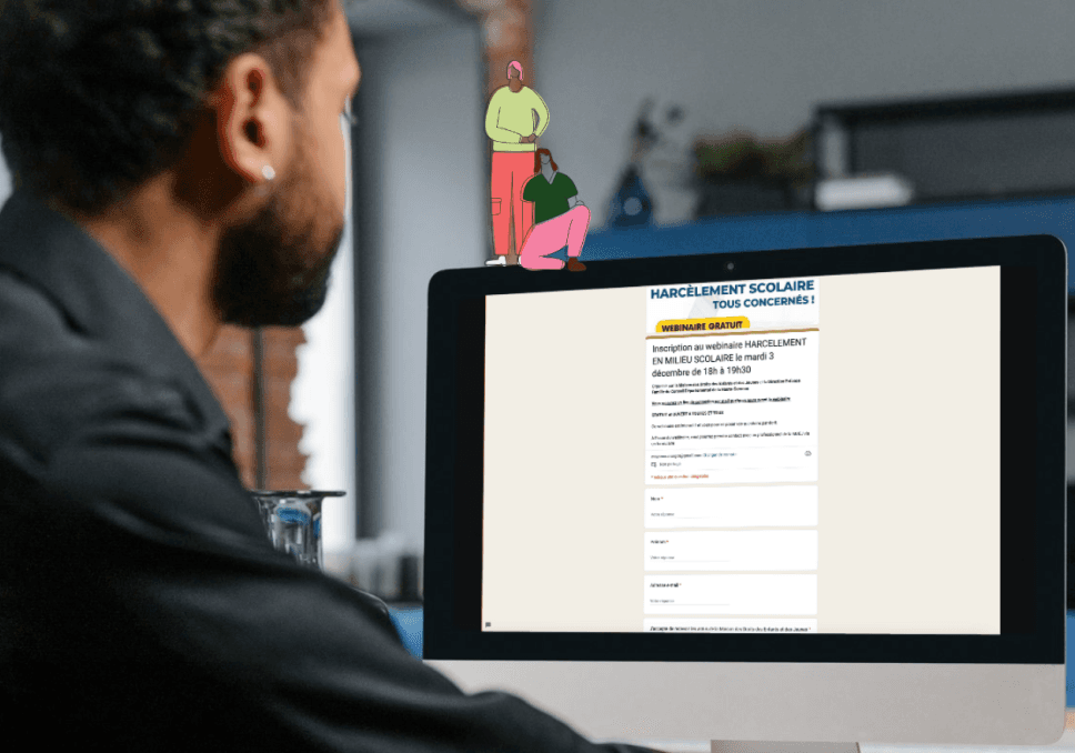 Sur l'image, nous pouvons voir une personne en train de regarder son écran d'ordinateur pour s'inscrire au nouveau webinaire de la Maison des Droits des Enfants et des Jeunes.