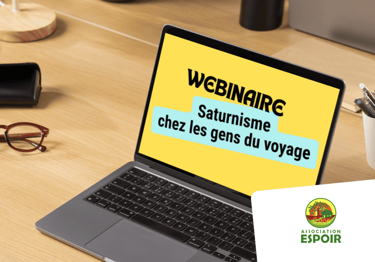 Sur l'image, nous pouvons voir un ordinateur ouvert sur une page "Webinaire Saturnisme chez les gens du voyage" ainsi que le logo de l'Association Espoir en bas à droite.