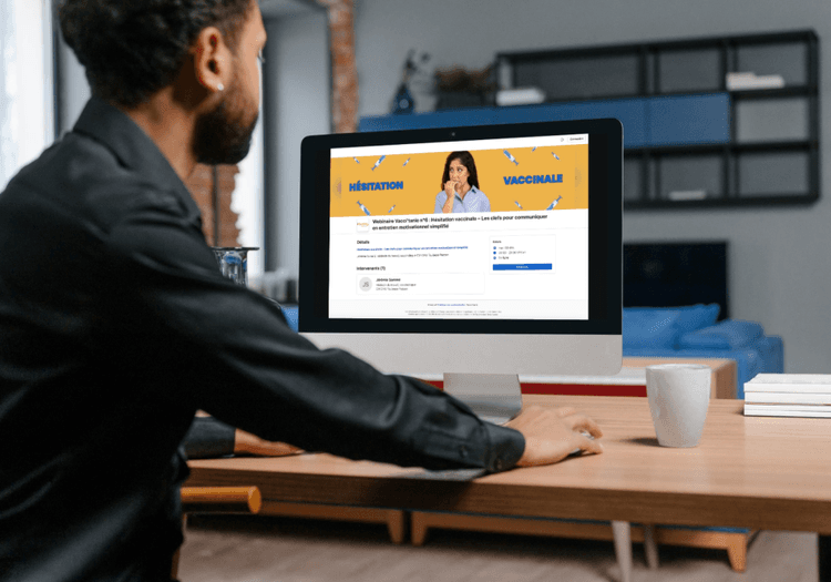 Nous pouvons voir une personne en train de s'inscrire au webinaire sur son ordinateur.